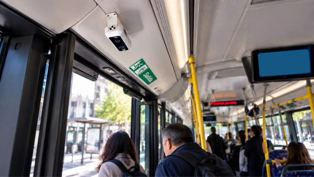 Cámara de conteo de pasajeros instalada sobre la puerta de un autobús