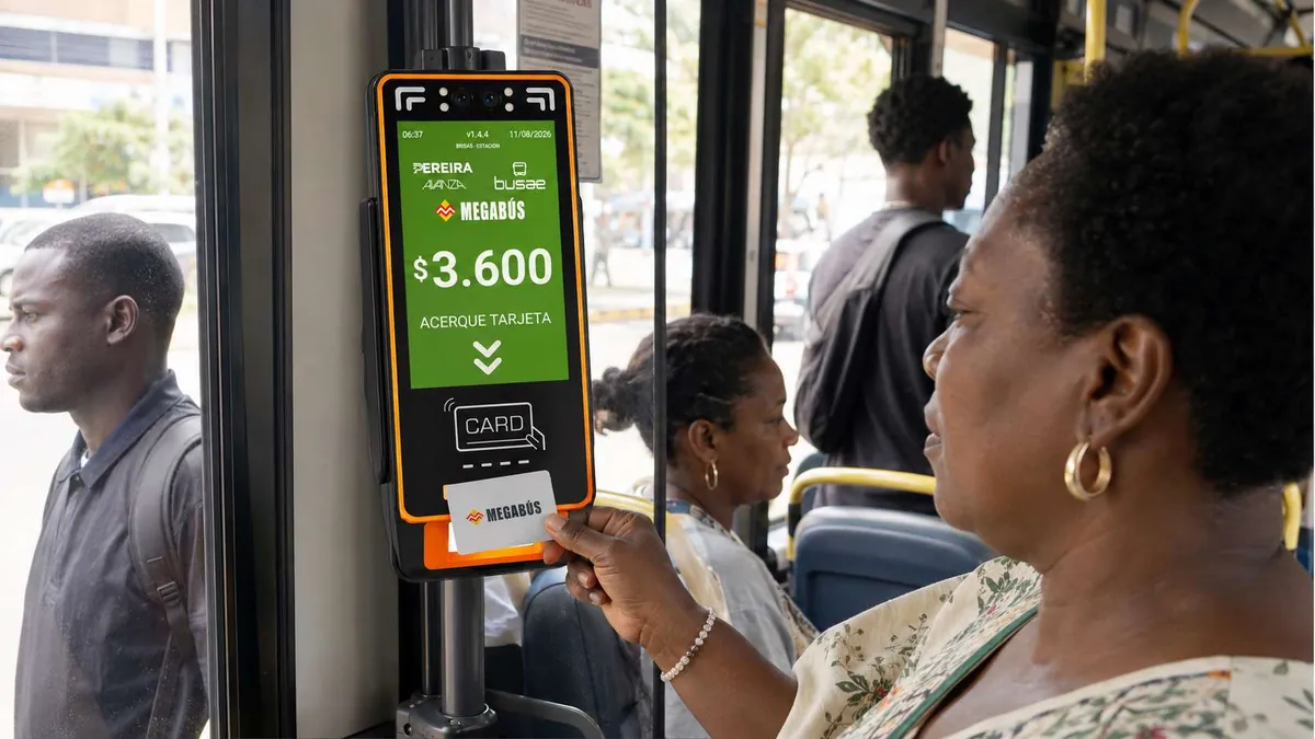 Pasajera pagando con tarjeta en el validador NFC de Busae a bordo de un autobús