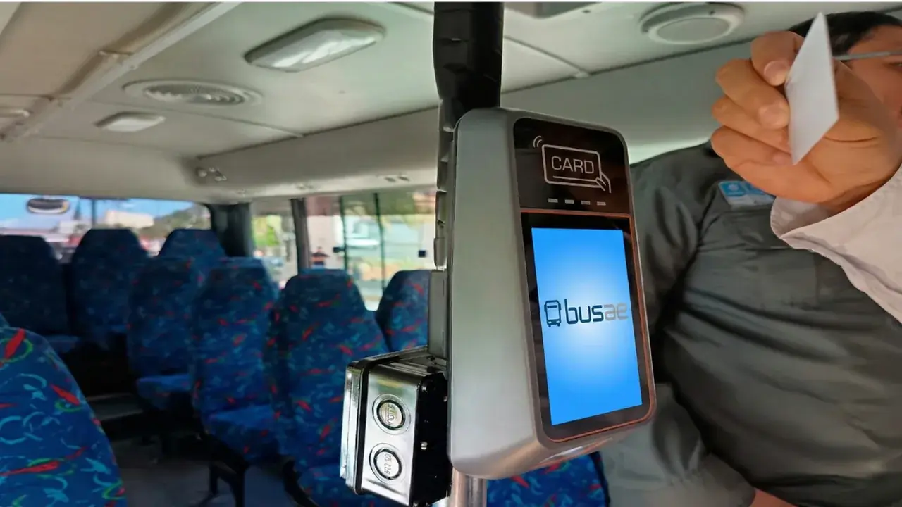 Validadora Busae con lector NFC instalada a bordo de un autobús urbano