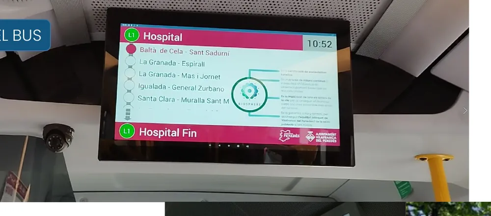 Pantalla TFT de información al pasajero instalada dentro de un autobús